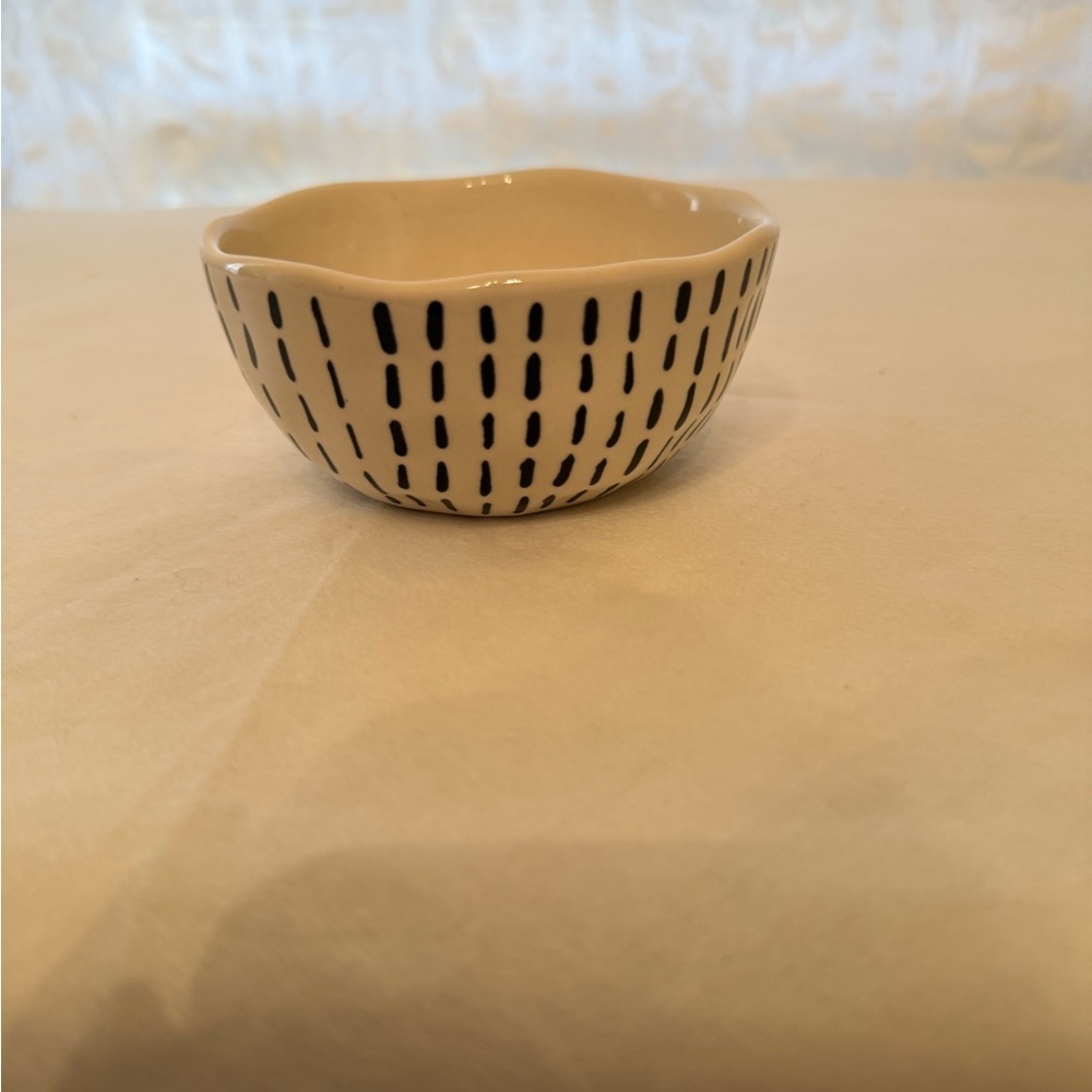 Modern Cream Ceramic Bowl - Picture 4 of 6